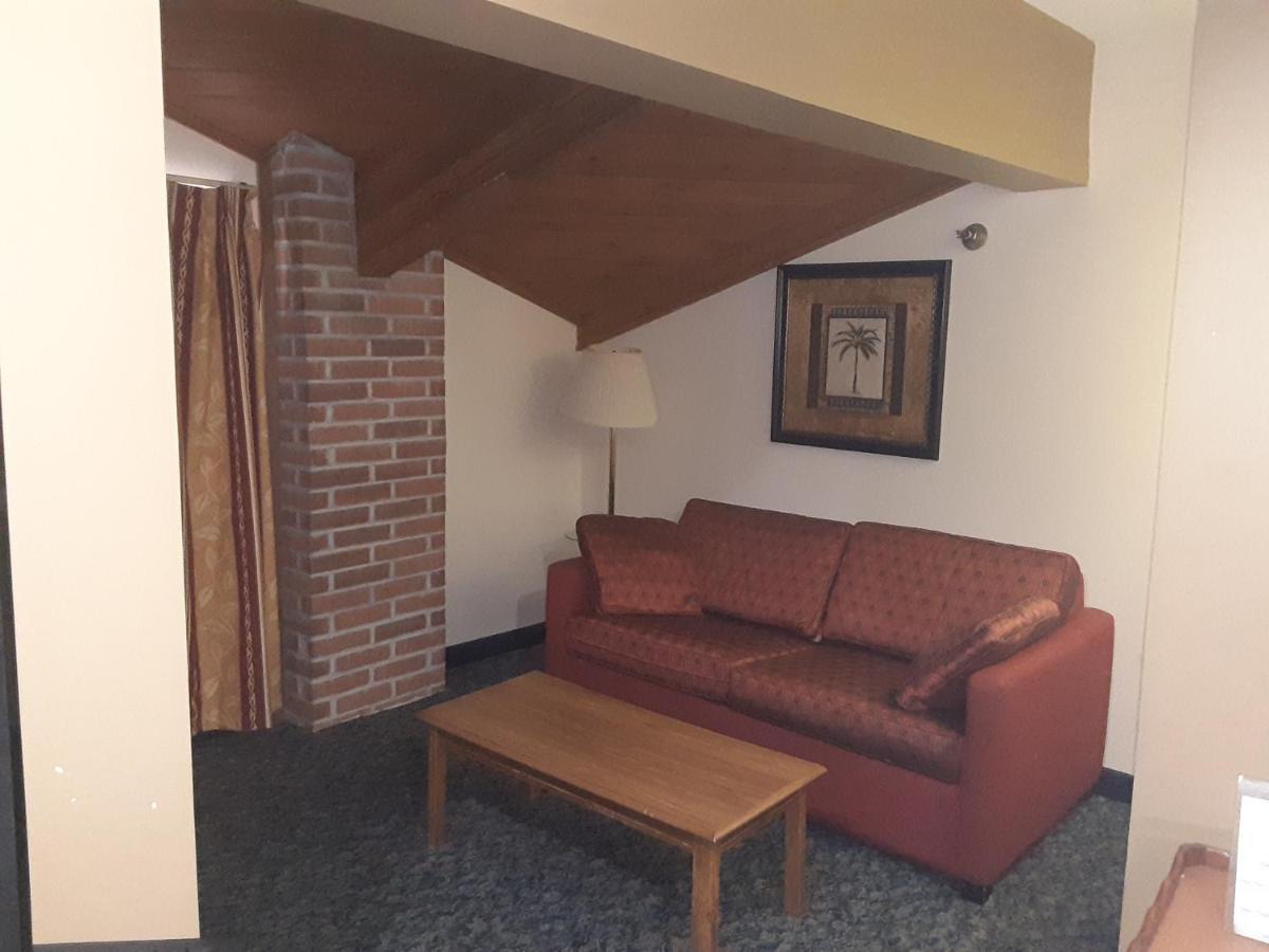 American Inn And Suites Ionia Экстерьер фото