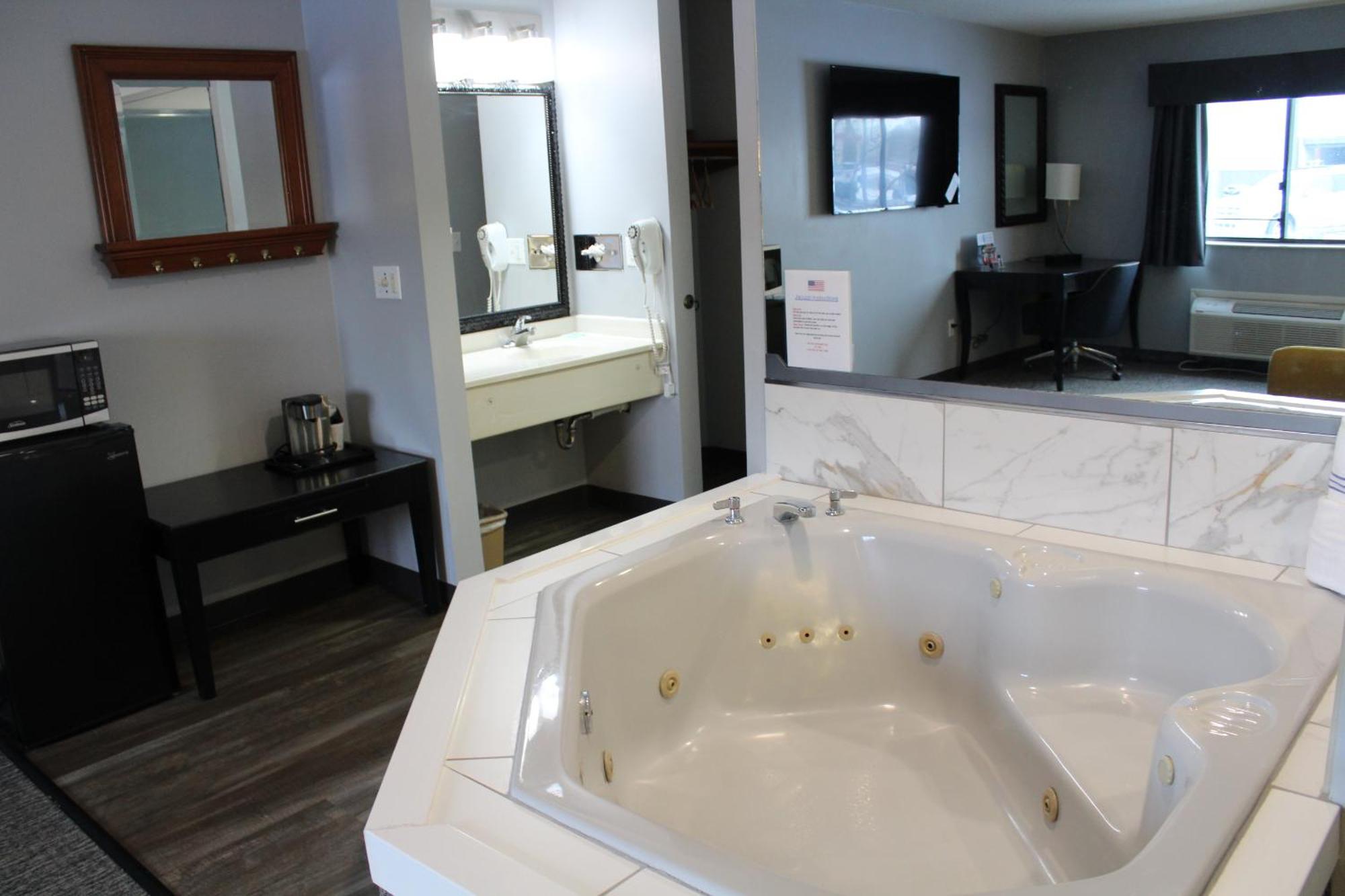 American Inn And Suites Ionia Экстерьер фото