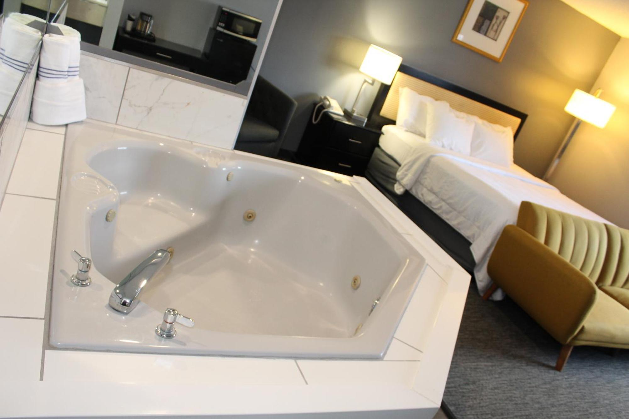 American Inn And Suites Ionia Экстерьер фото