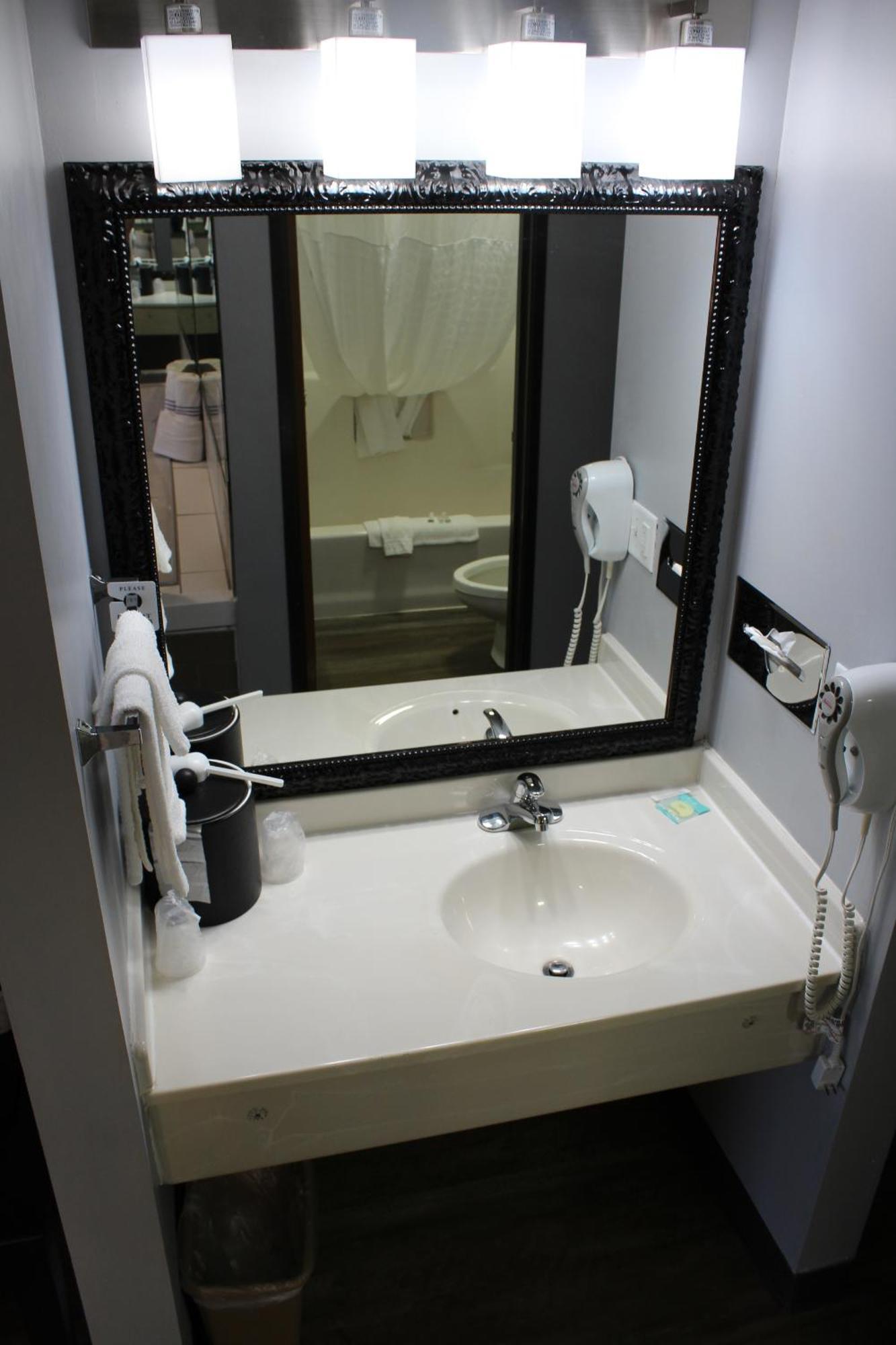American Inn And Suites Ionia Экстерьер фото