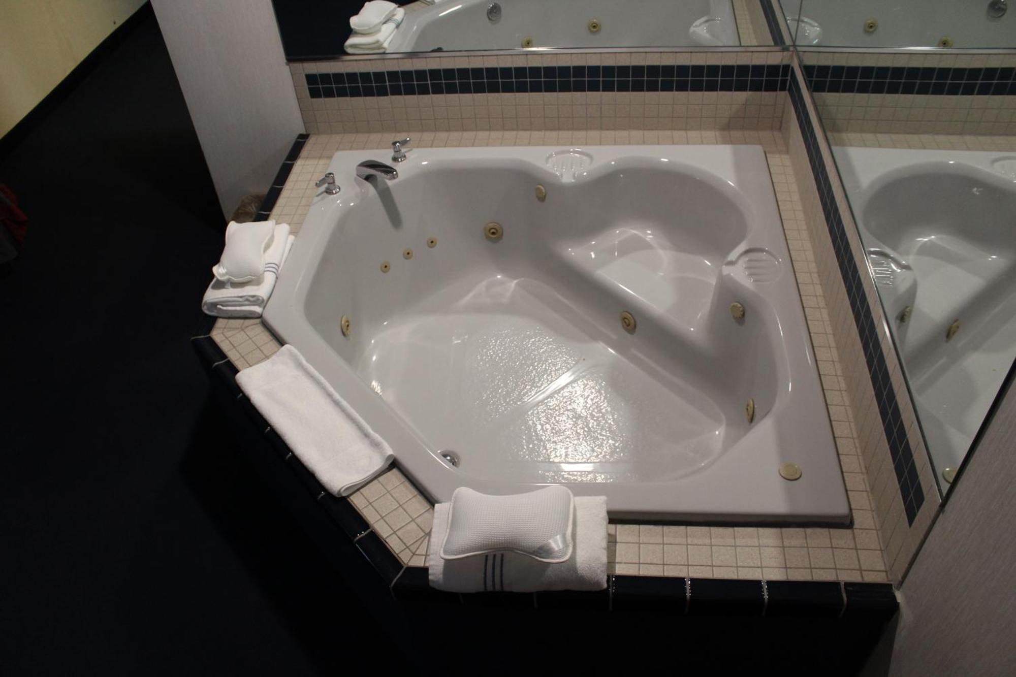 American Inn And Suites Ionia Экстерьер фото