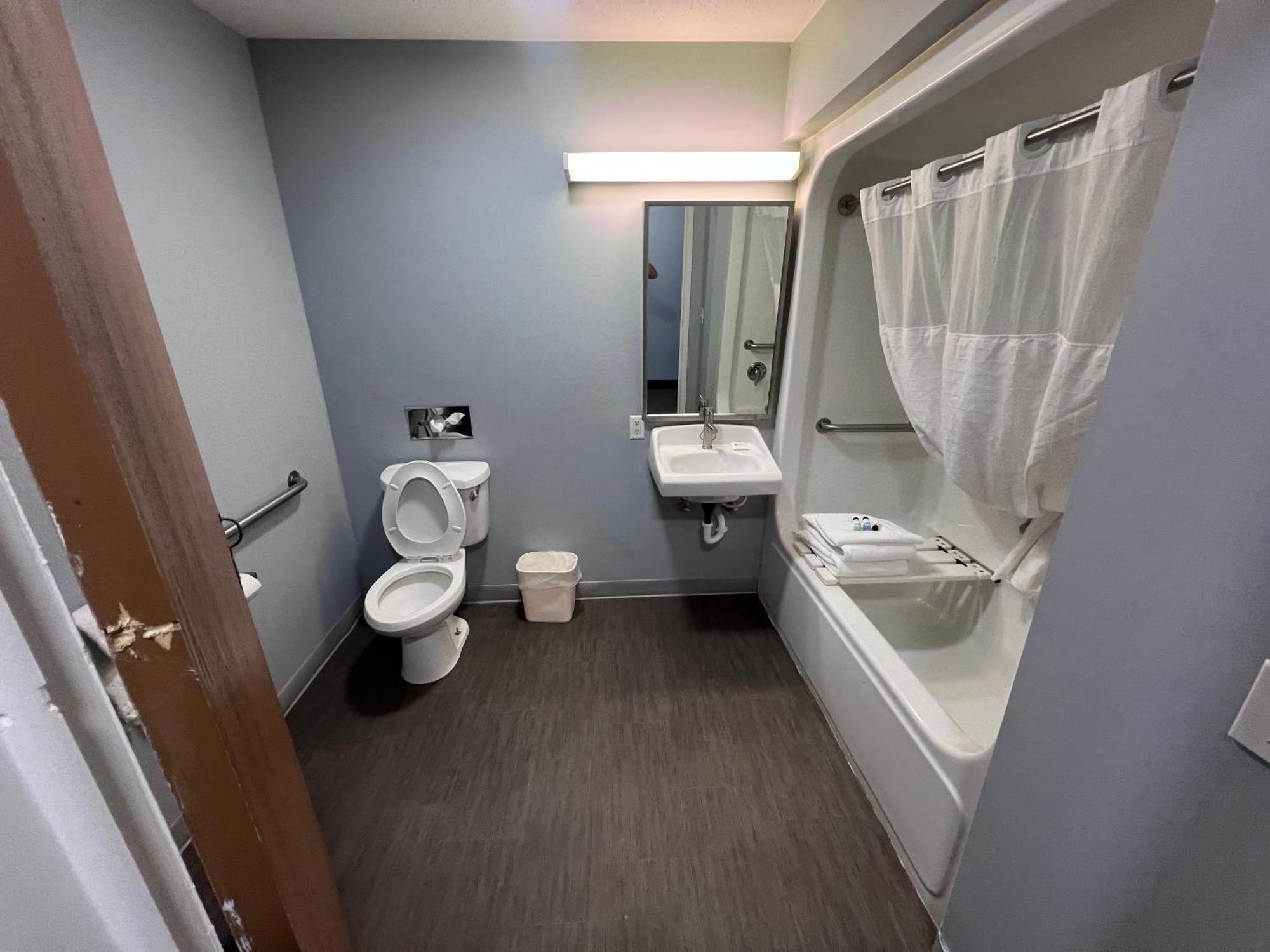 American Inn And Suites Ionia Экстерьер фото