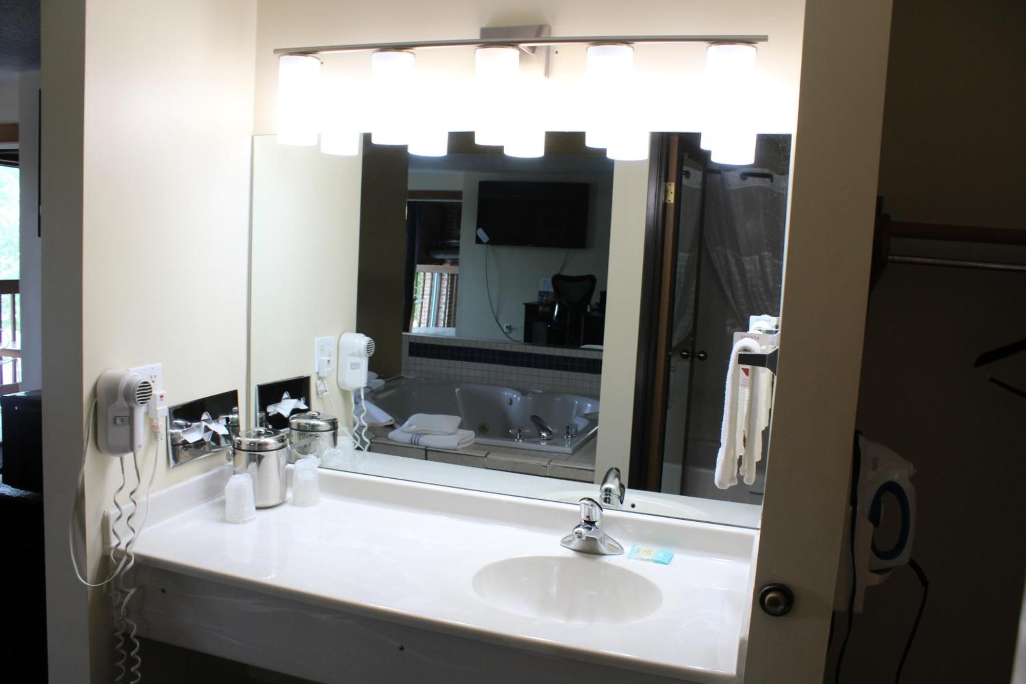 American Inn And Suites Ionia Экстерьер фото